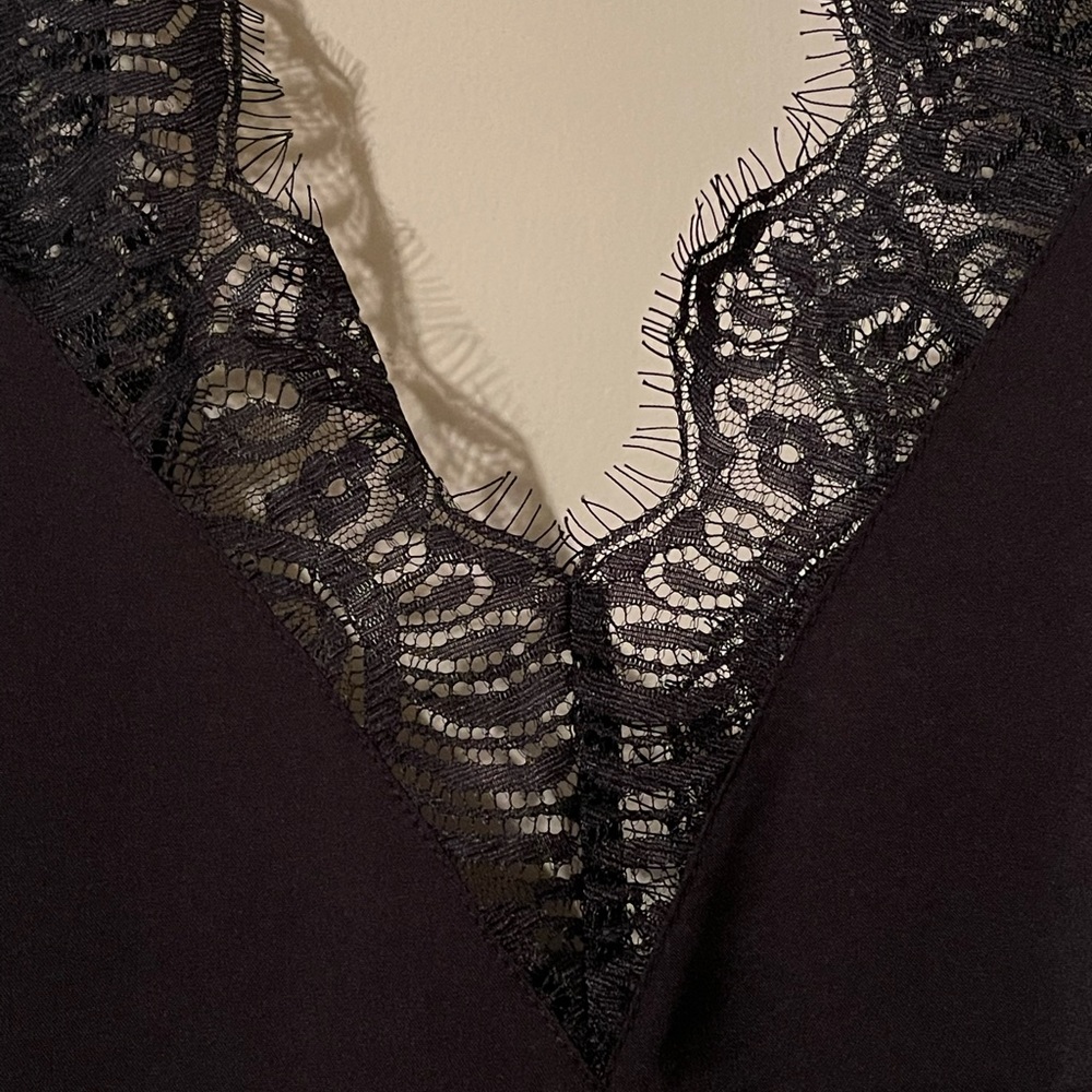 Black tank with lace trim and open back - Picture 4 of 4